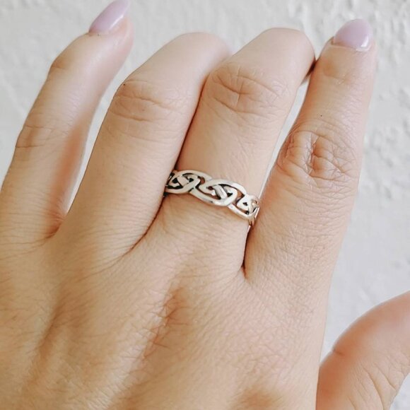 Women's 925 Sterling Silver Celtic Thumb Ring Irish Friendship Ring - Picture 9 of 9